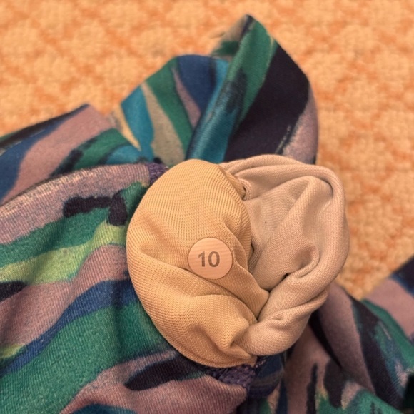 Lululemon Wunder Under crop (High-Rise) *Full-On Luxtreme 21" size 10 - Picture 4 of 4